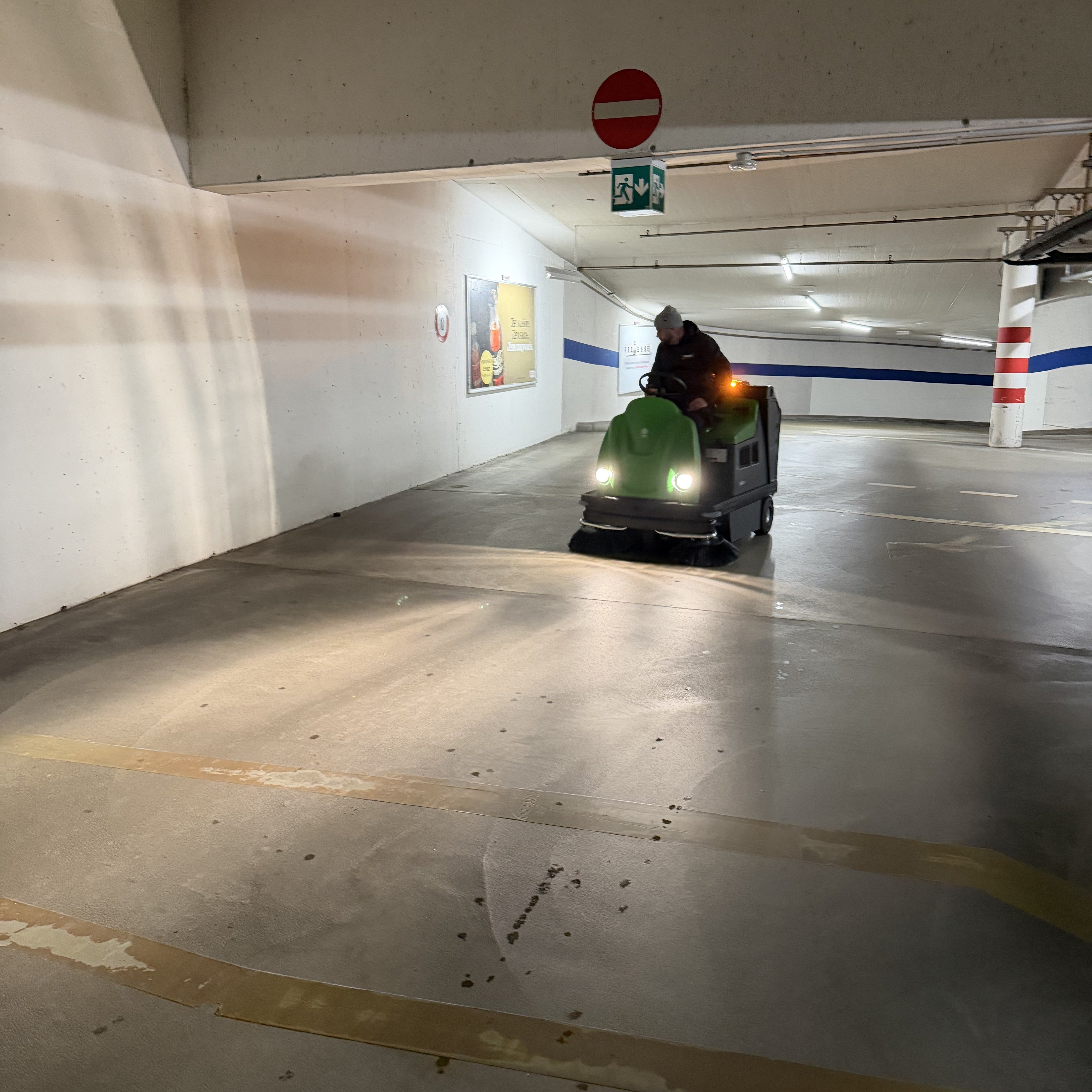 Avec garantie de service. Balayeuse-aspirante-autoportée IPC-Gansow 1404+ - technologie hybride durable