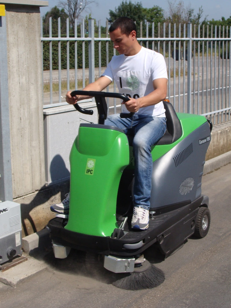 Avec garantie de service. Balayeuse-aspirante-autoportée IPC-Gansow 1050 - technologie hybride durable