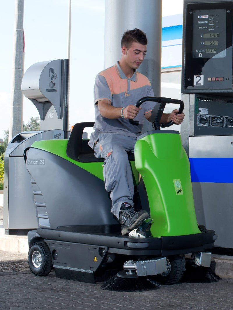 Avec garantie de service. Balayeuse-aspirante-autoportée IPC-Gansow 1050 - technologie hybride durable