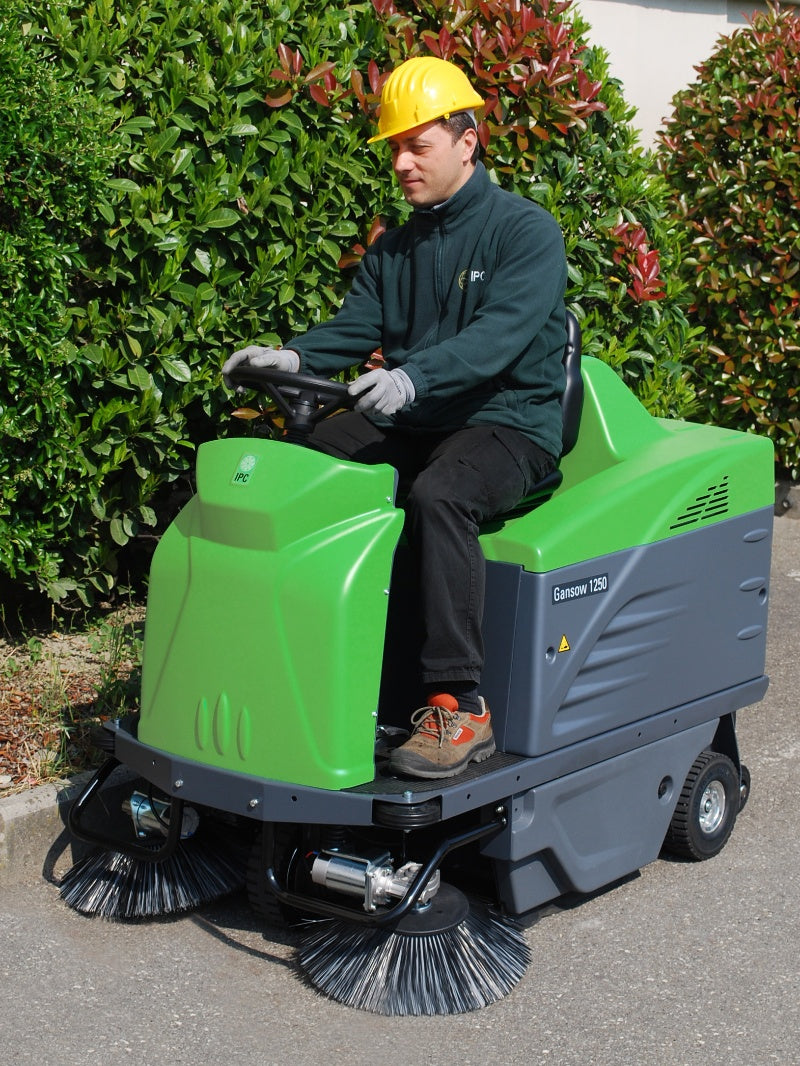 Avec garantie de service. Balayeuse-aspirante-autoportée IPC-Gansow 1250 - technologie hybride durable
