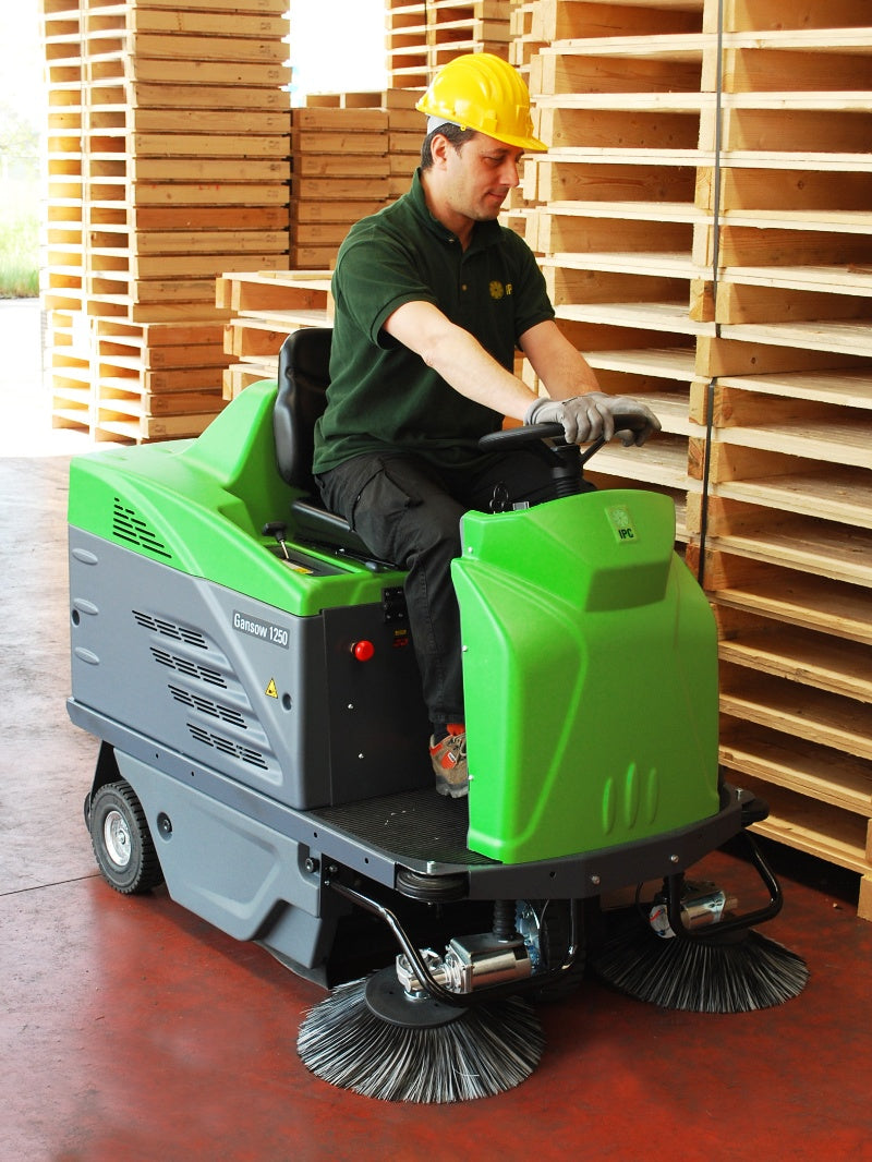 Avec garantie de service. Balayeuse-aspirante-autoportée IPC-Gansow 1250 - technologie hybride durable