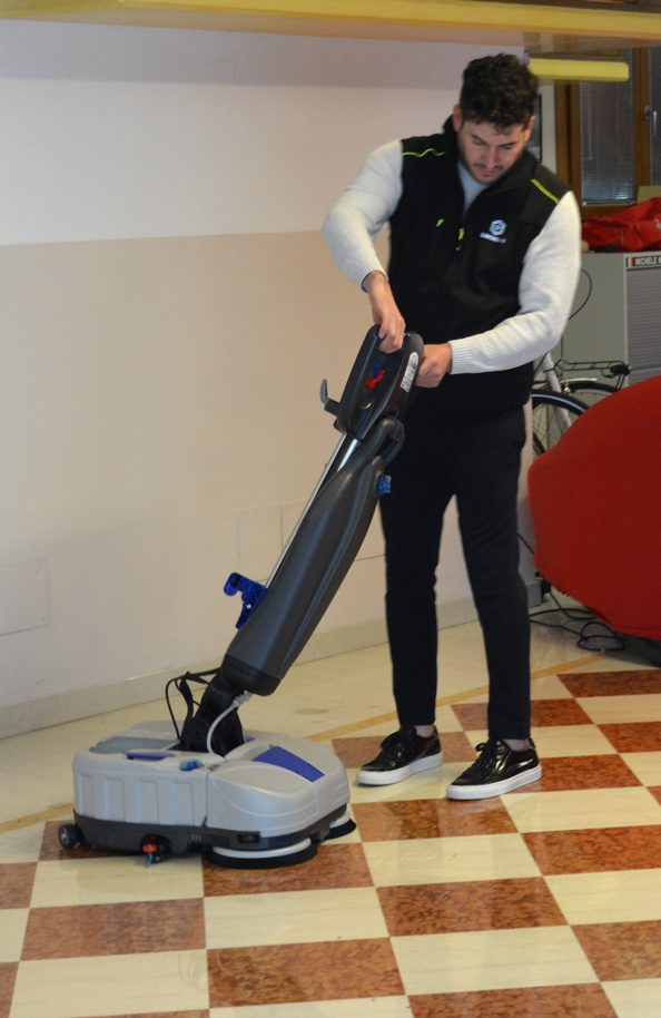 Mit Service-Garantie. Scheuersaugmaschine Flexy Hybrid