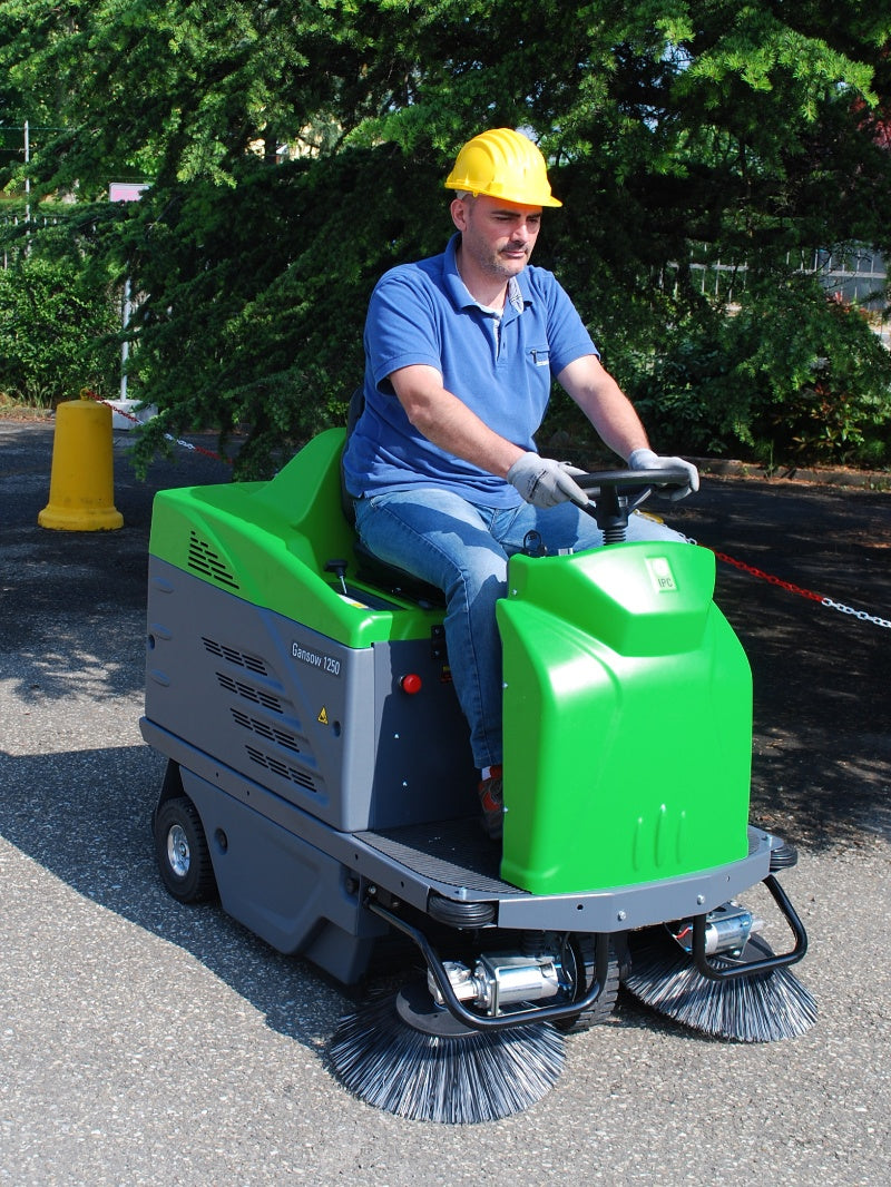 Avec garantie de service. Balayeuse-aspirante-autoportée IPC-Gansow 1250 - technologie hybride durable
