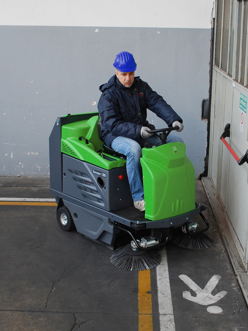 Avec garantie de service. Balayeuse-aspirante-autoportée IPC-Gansow 1280 - technologie hybride durable