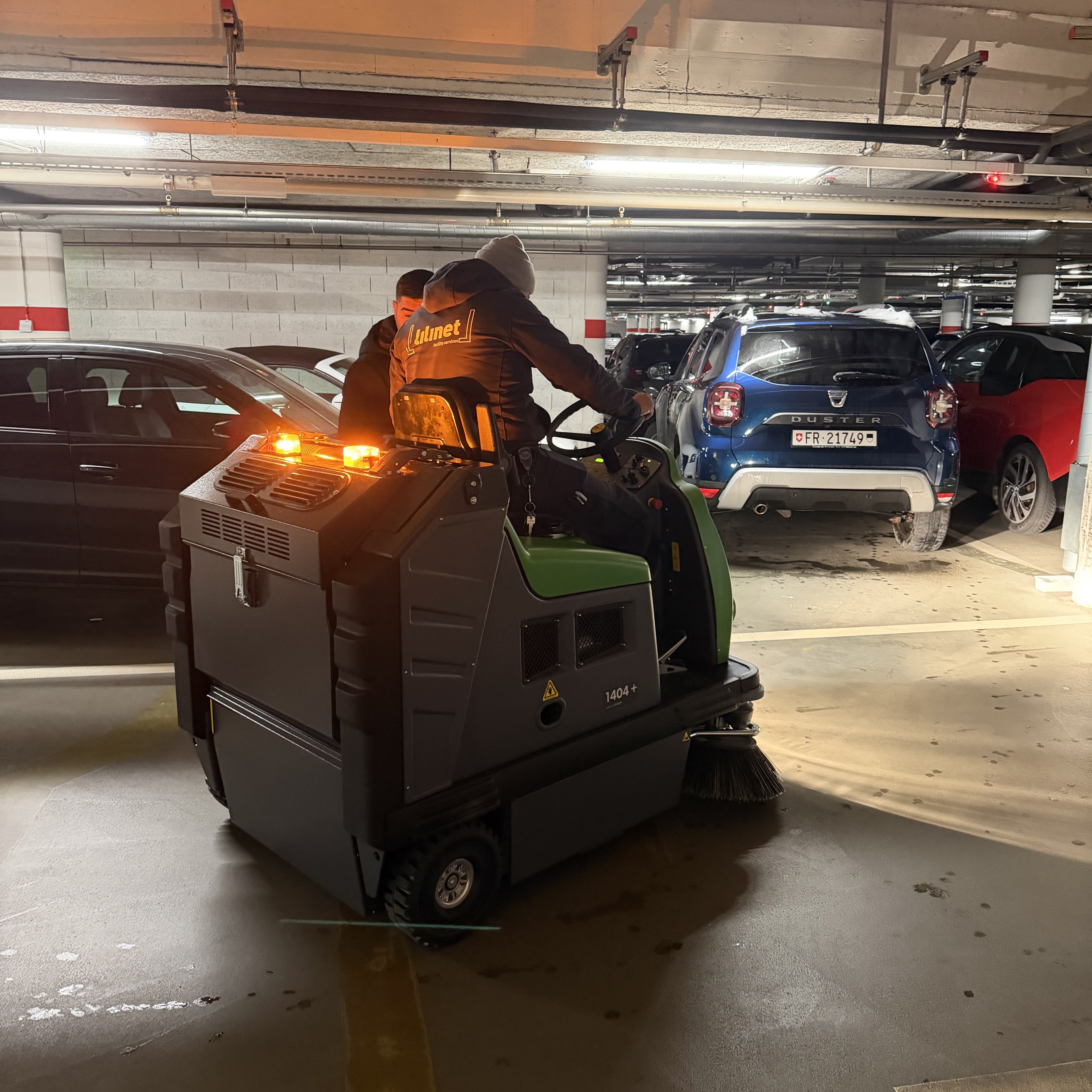 Avec garantie de service. Balayeuse-aspirante-autoportée IPC-Gansow 1404+ - technologie hybride durable